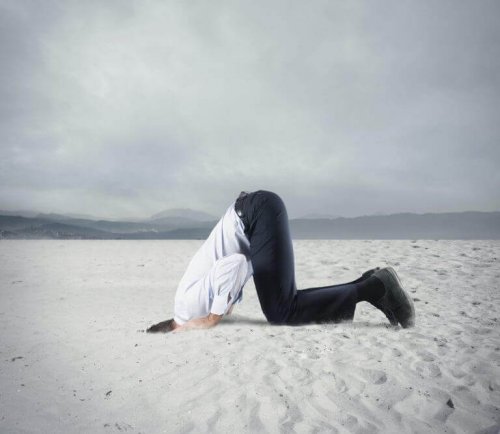 Man die zijn kop in het zand steekt om onopgeloste dingen te vermijden