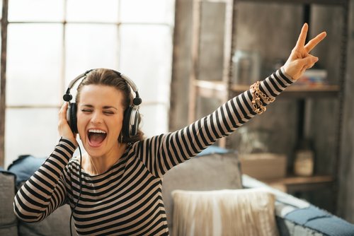 Muziek luisteren en meezingen