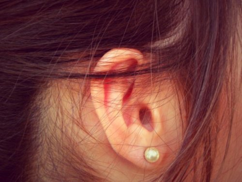 Oorbellen zijn een van de dingen die je nooit moet delen