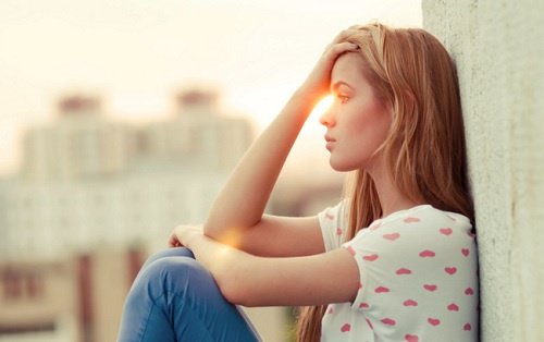 Vrouw die voor zich uit staart