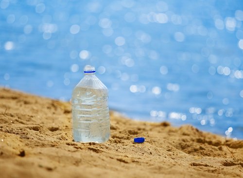 Plastic fles op het strand