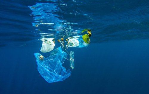 Plastic dat in de oceaan drijft