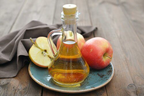 Appelazijn als een van de natuurlijke middeltjes tegen keelpijn