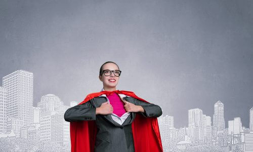 Supervrouw die tegen de stroom ingaat