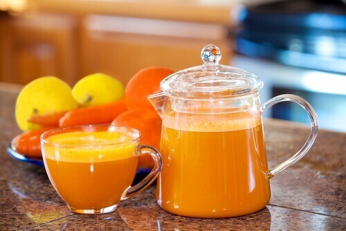 Sap van wortel en citrusfruit