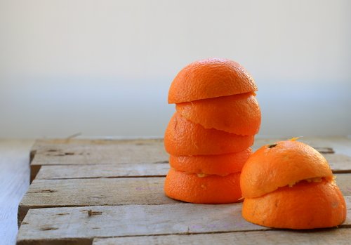 Tandsteen verwijderen met sinaasappelschillen