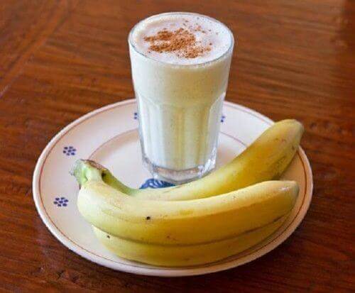smoothie van banaan yoghurt en kaneel
