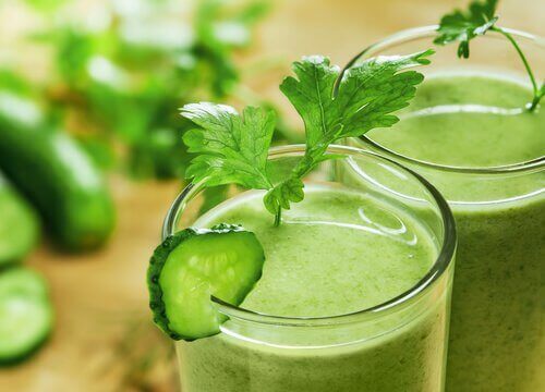 Smoothie van komkommer sla en appel