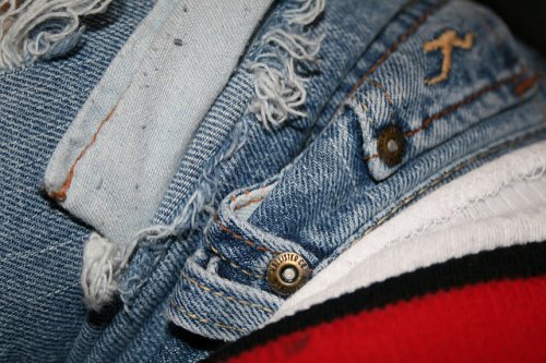 De juiste manier om spijkerbroeken te wassen om kleding als nieuw te houden