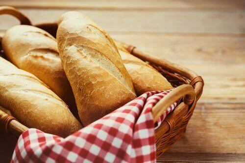 mandje met stokbrood