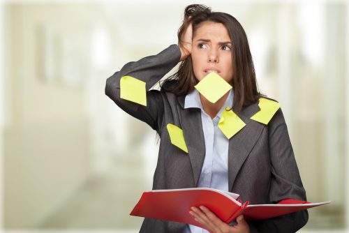 Vrouw die gestrest is door haar werk
