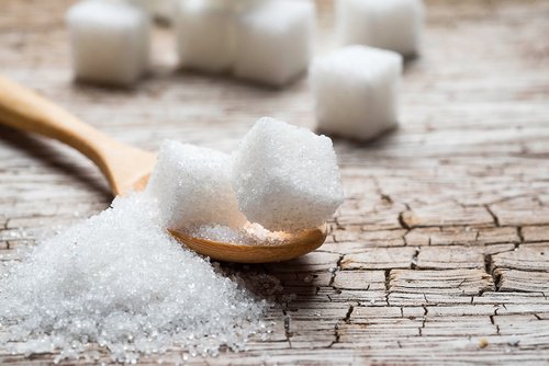 Geraffineerde suiker kun je beter vermijden bij vochtretentie