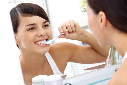 Tandsteen verwijderen door je tanden voorzichtig te poetsen 