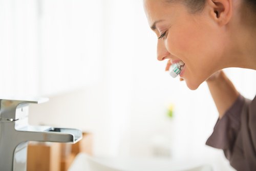 Manieren om waterstofperoxide te gebruiken bij orale verzorging