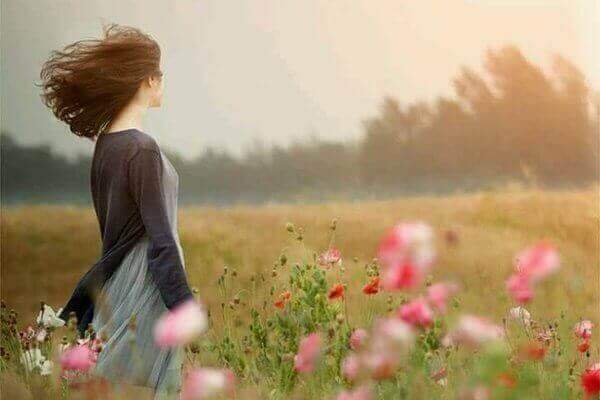 Vrouw in een winderig veld