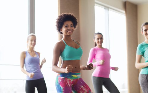 Vrouwen die aan Zumba doen
