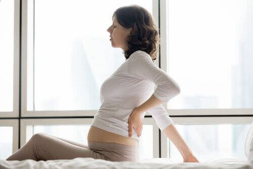zwangere vrouw met rugpijn