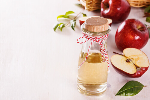 Appelazijn verdund in water om natuurlijke gezichtsmaskers te maken