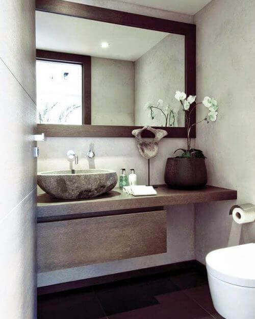 Badkamer met grote spiegel