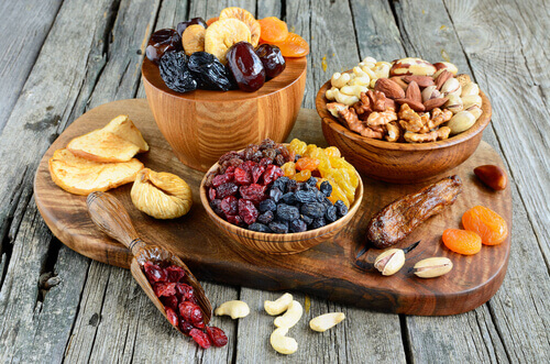 Allerlei verschillende soorten gedroogd fruit en noten
