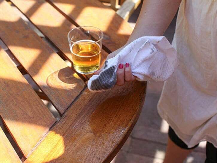 Bier gebruiken om hout schoon te maken