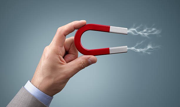 hand met een magneet