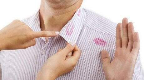 shirt met lippenstift kussen