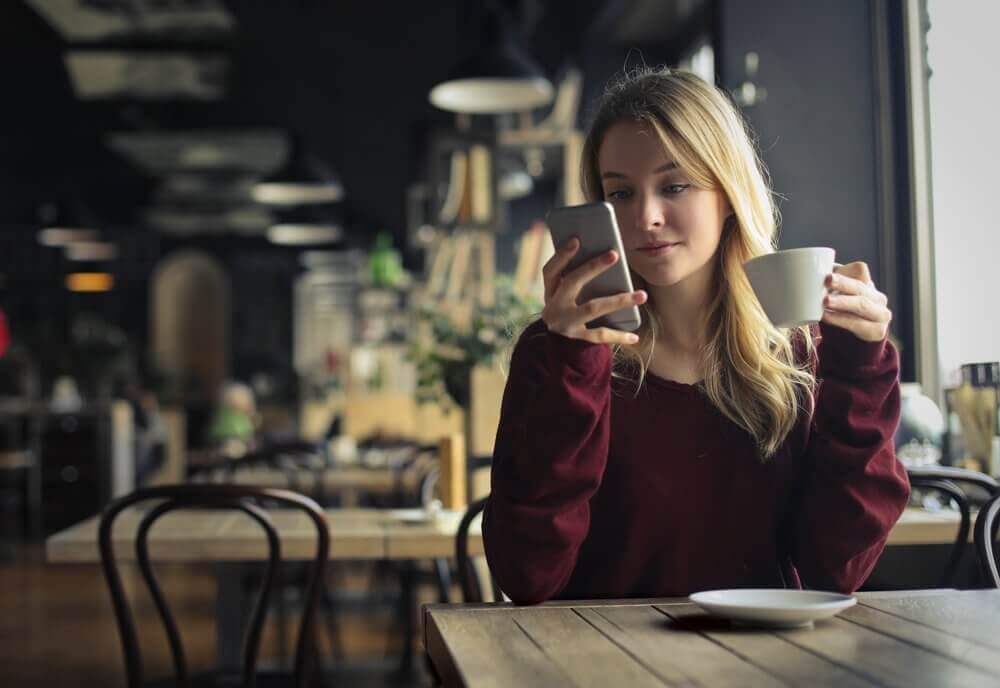 Vrouw met smartphone