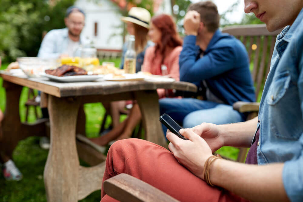 Man met smartphone die zich afzondert