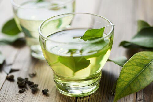 Groene thee is een van de soorten thee om je lichaam te ontgiften