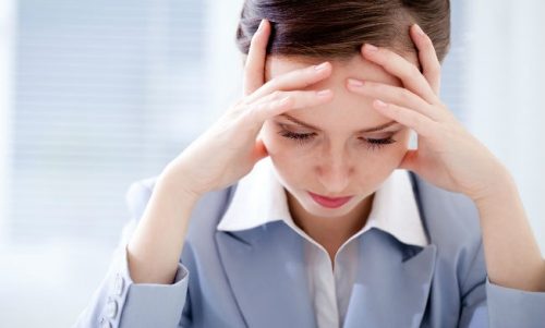 Vrouw die last heeft van nachtelijke hoofdpijn