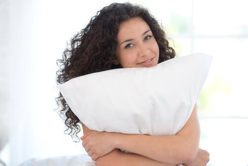 Vrouw die een kussen vasthoudt
