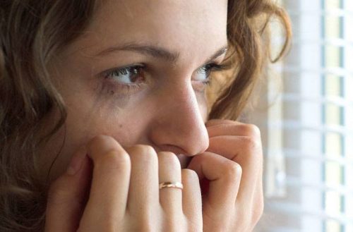 Vrouw die last heeft van nachtelijke paniekaanvallen