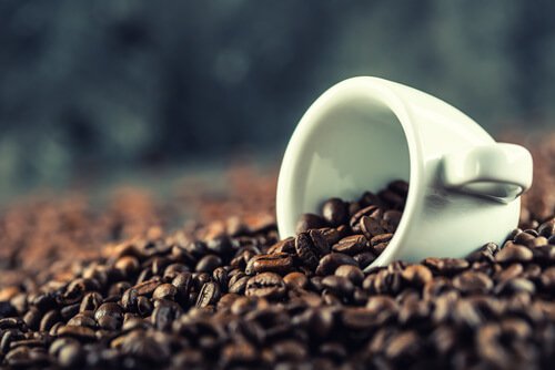 Kopje met koffiebonen
