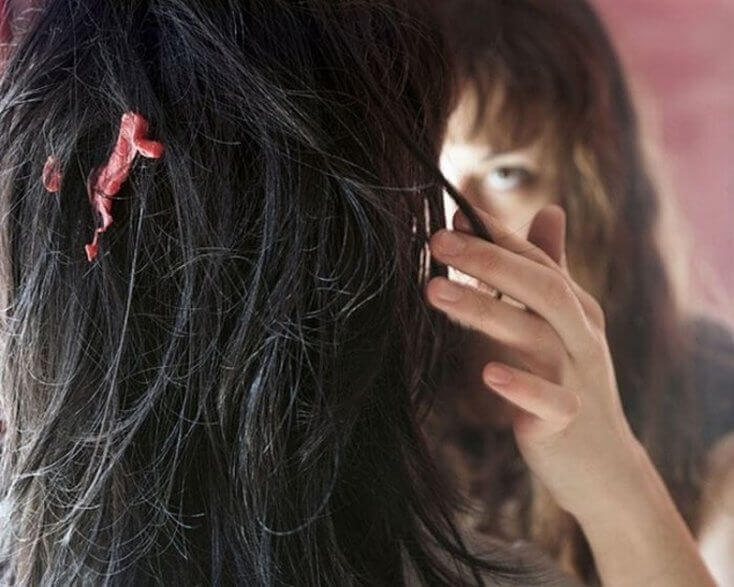 Kauwgom uit haar krijgen met Coca-Cola