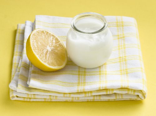 Littekens door acne verminderen met yoghurt en citroen