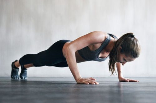 Vrouw doet push-ups