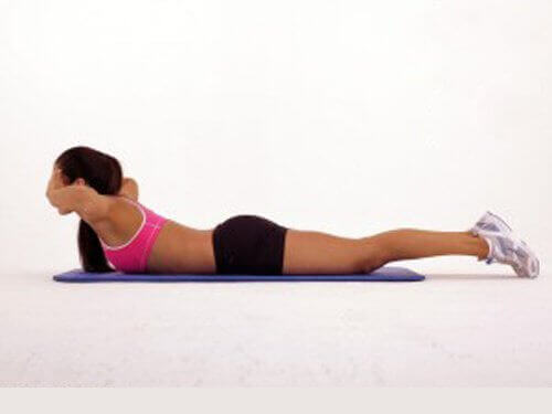 Vrouw doet de tegengestelde plank op yogamat