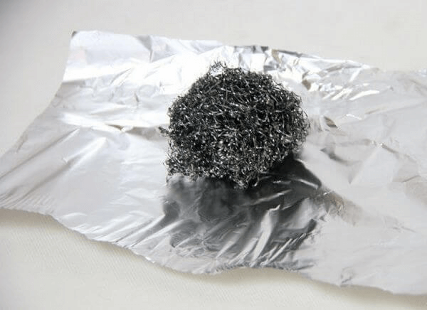 Staalspons ontroesten met aluminiumfolie