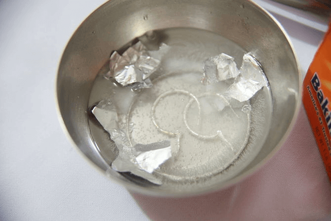 Zilver reinigen met aluminiumfolie