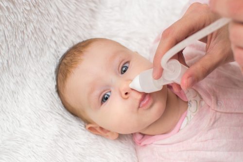 Een zoutoplossing gebruiken als alternatief voor Vicks VapoRub voor kinderen