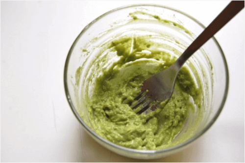 Roos bestrijden met een masker van avocado en kokosolie