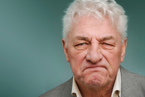 Oudere man die last heeft van een van de vormen van dementie