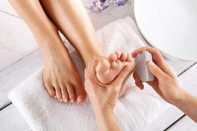 Eeltknobbels en likdoorns verwijderen met een puimsteen