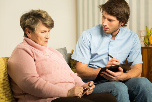 Vrouw die last heeft van geheugenverlies en hierover praat met een deskundige