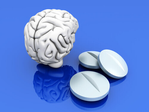 Een stel hersenen met drie medicijnen ernaast