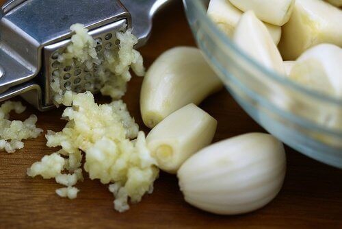 Knoflook is een van die ontstekingsremmende voedingsmiddelen