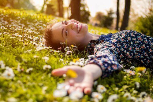 Lachende vrouw in een bloemenveld