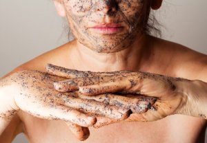Vier exfoliërende bodyscrubs gemaakt met etherische oliën