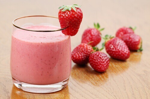 Ontgiftende smoothie met ananas, aardbei en spinazie